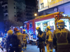 Una trentena de veïns afectats per un incendi a un pis de Reus bombers_reus