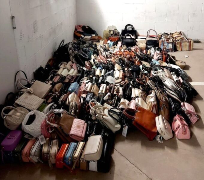 Intervinguts prop de 6.500 productes falsificats al passeig de Miramar, a Salou i Cambrils