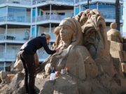 El pessebre de sorra de Vila-seca aixeca figures dedicades a la pau per “imaginar un món sense guerres”
