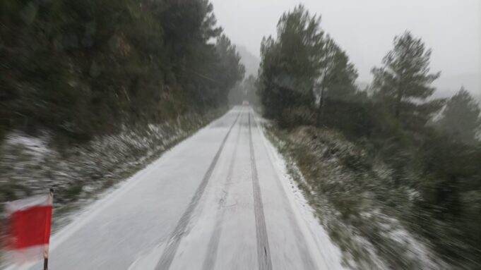 La neu arriba al Camp de Tarragona i tenyeix de blanc alguns municipis
