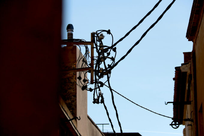 Diversos municipis del Baix Camp i l’Alt Camp es queixen de talls de llum “recurrents” que s’agreugen amb els temporals