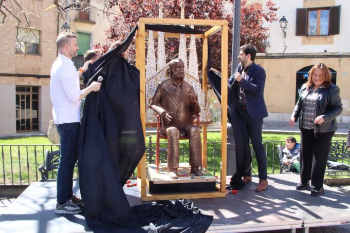 Riudoms presenta una figura de xocolata de Gaudí de mida real per commemorar l’Any Gaudí