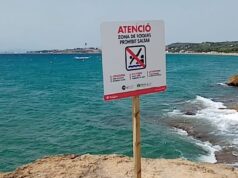 L’Ajuntament instal·la cartells a les platges per advertir de la prohibició de saltar des de les roques