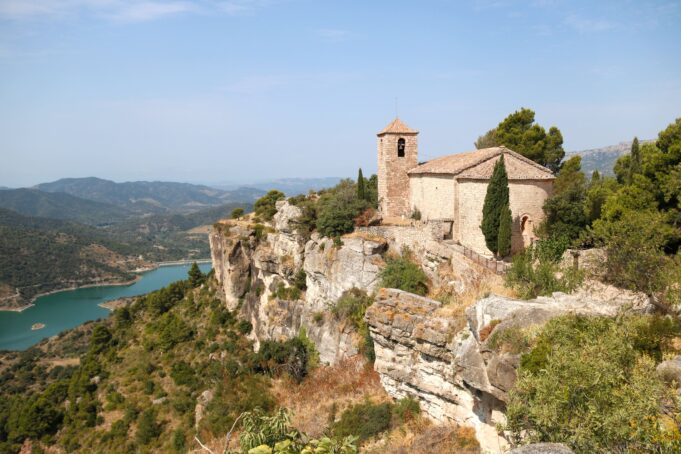 Reobre l’església de Siurana al públic amb un centenar de visitants al dia després d’una petita adequació