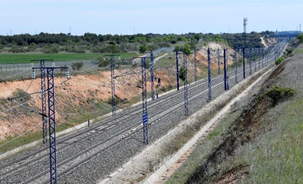Linia-tren-alta-velocitat-e1762878324264-1