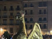 El groc pren les escales de Tarragona durant la Baixada de l’Àliga