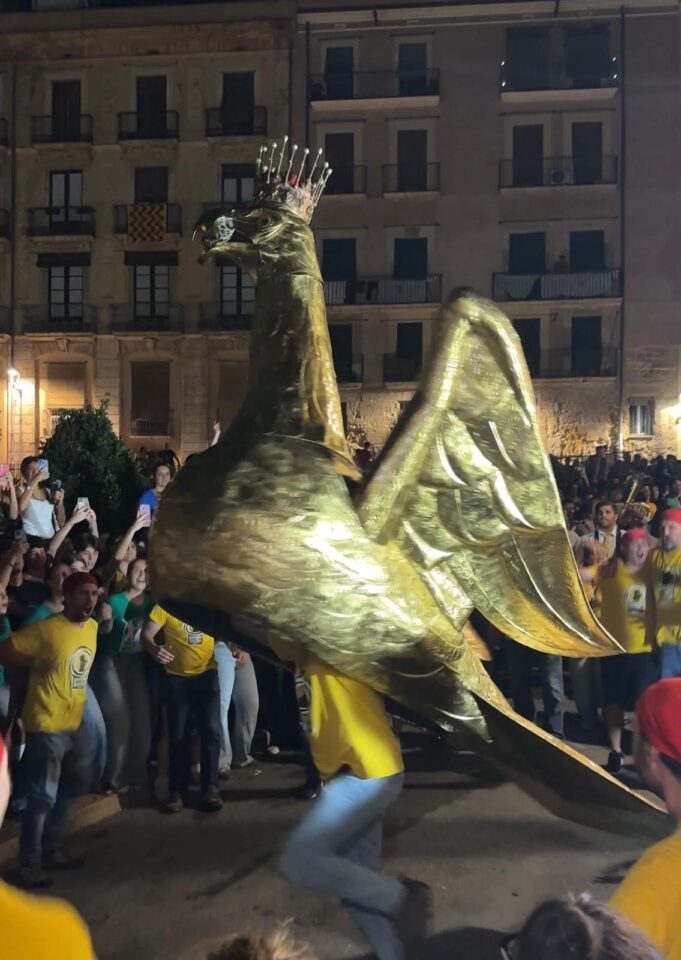 El groc pren les escales de Tarragona durant la Baixada de l’Àliga