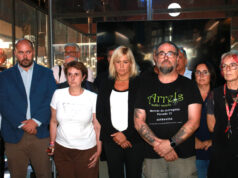 Minut de silenci dels paradistes del mercat de Tarragona per mostrar la consternació arran de la mort d’un treballador