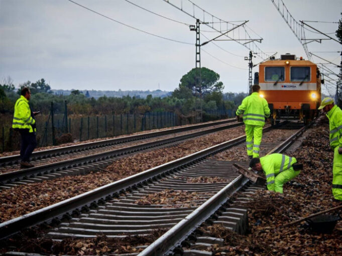 Carrer Major | Sis robatoris de cable en deu dies posen en alerta els usuaris dels trens regionals del sud