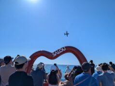 Milers de persones miren l’espectacle aeri al cel de Salou