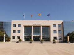 Cambrils desencalla més d’una vintena de pagaments pendents i aprova canvis a la plantilla municipal en un ple extraordinari