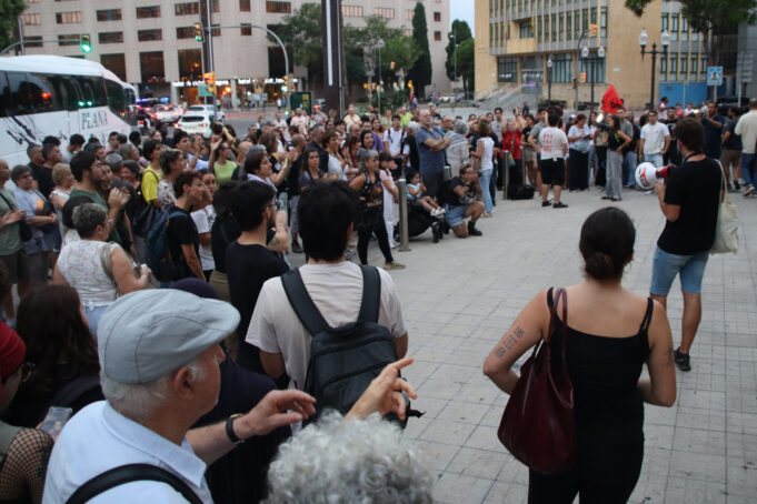 Unes 150 persones reclamen el dret a un habitatge «gratuït, universal i de qualitat» sota a la pluja a Tarragona