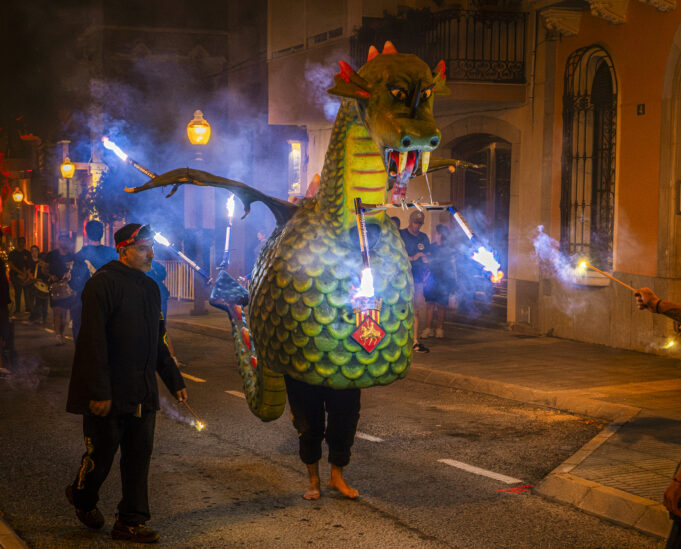 La Veïna Dragonina celebra 40 anys amb una gran festa de foc i cultura popular a Constantí