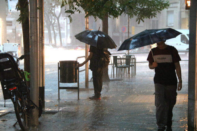 El Meteocat eleva a 6/6 l’avís per intensitat de pluja al Baix Penedès i Tarragonès i alerta de temps violent
